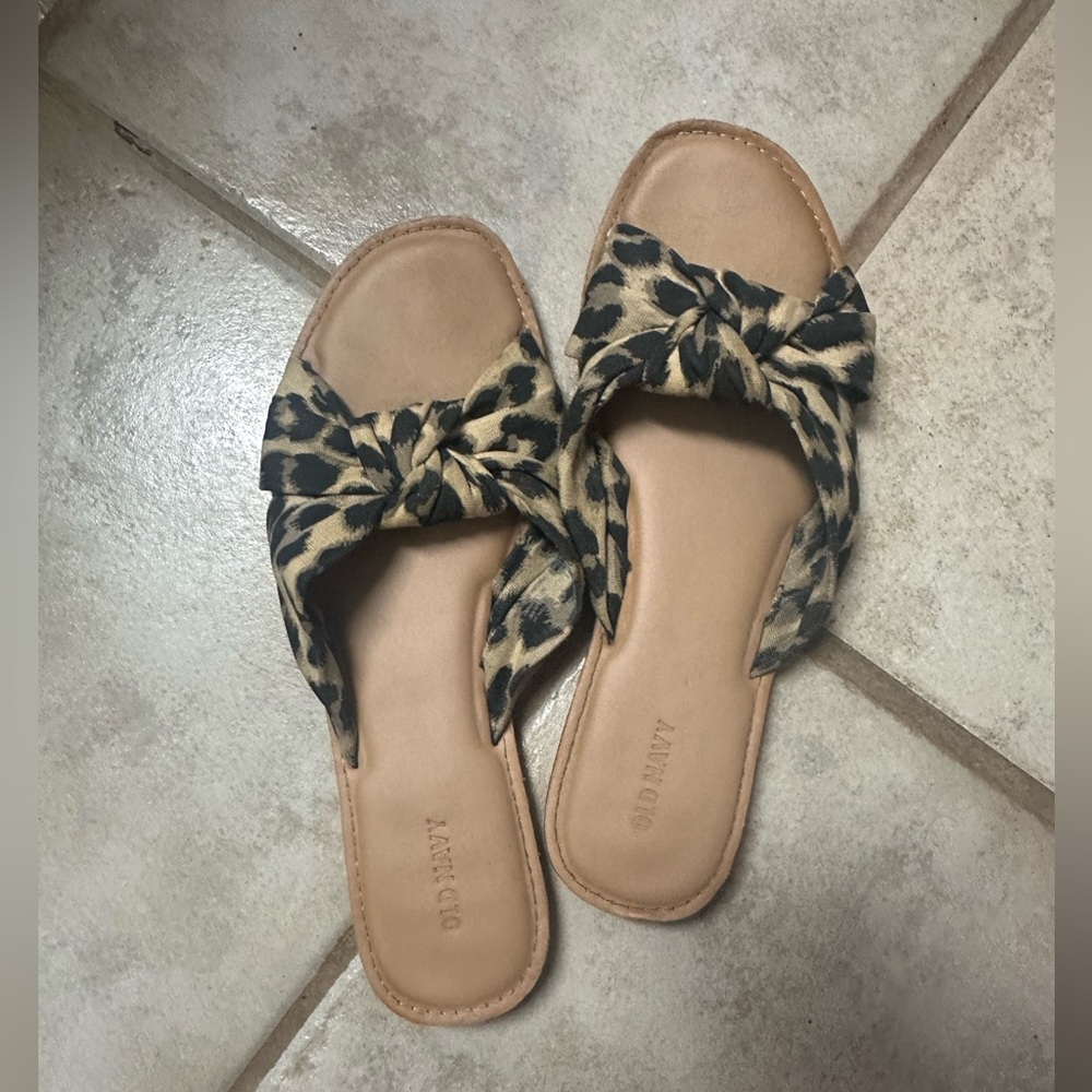 Old navy leopard sandals. Worn 4 times on vacation. Very comfortable shoes.